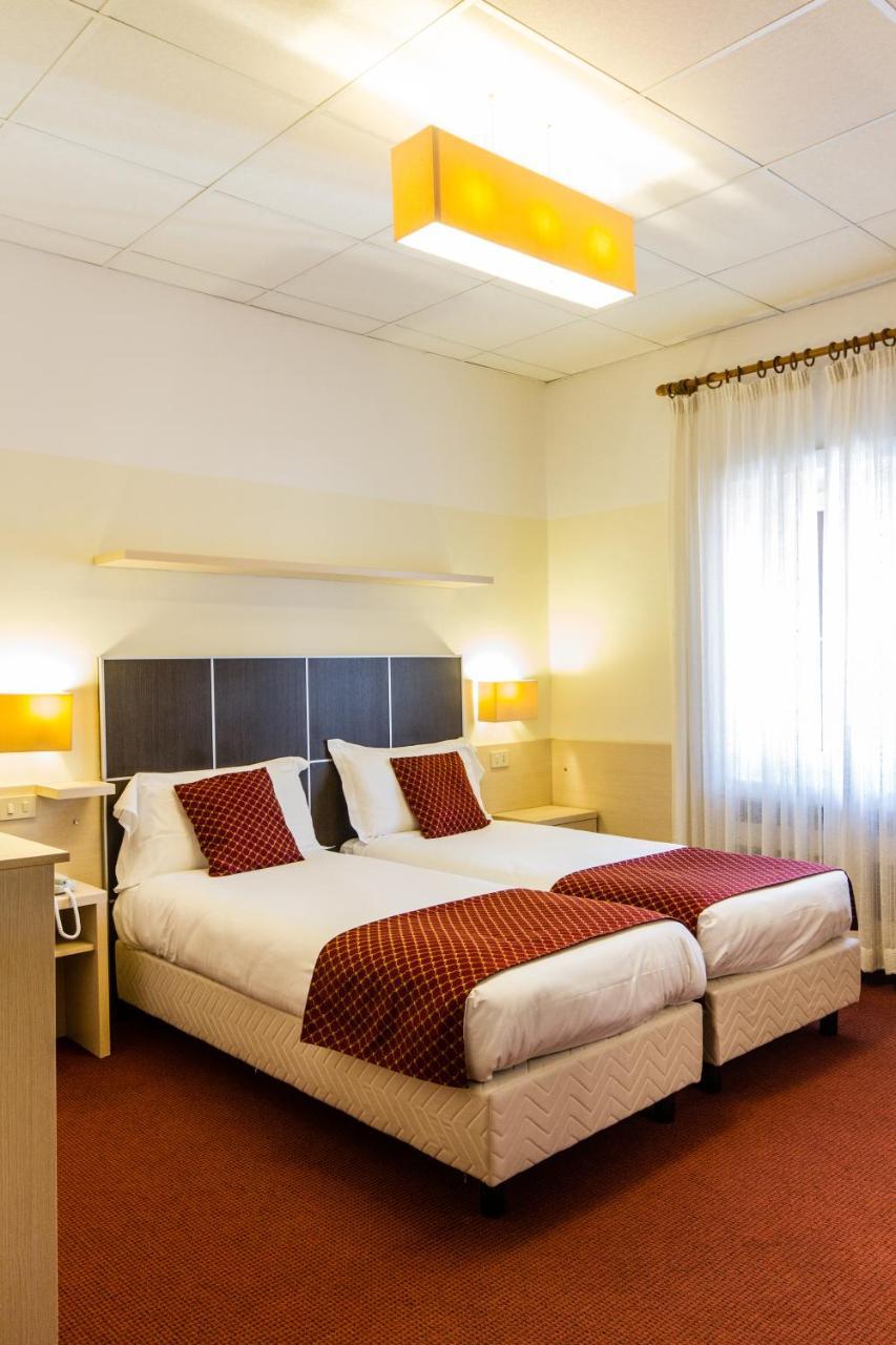 Hotel Sant'Ilario Rovereto  Bagian luar foto